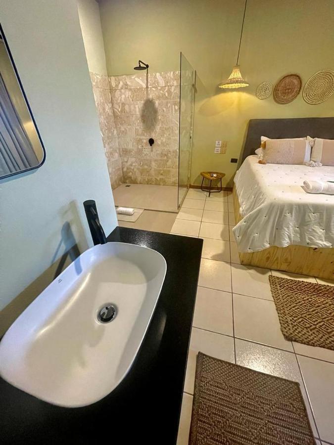 Hotel Y Cabinas Del Tropico Guápiles Екстериор снимка