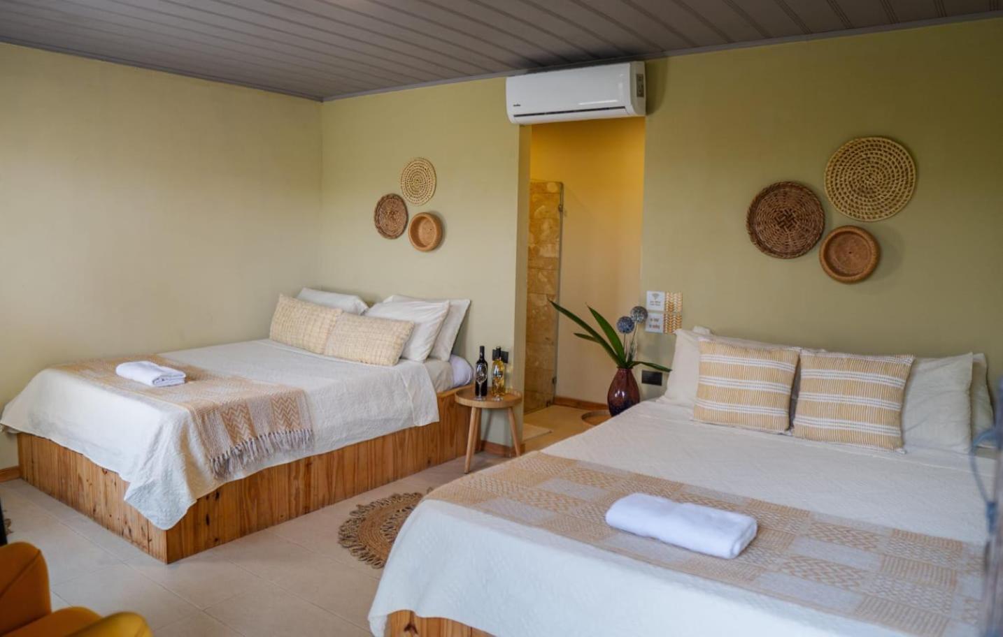 Hotel Y Cabinas Del Tropico Guápiles Екстериор снимка