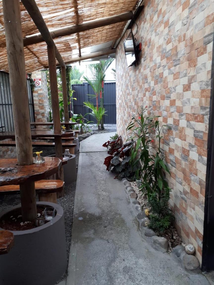 Hotel Y Cabinas Del Tropico Guápiles Екстериор снимка